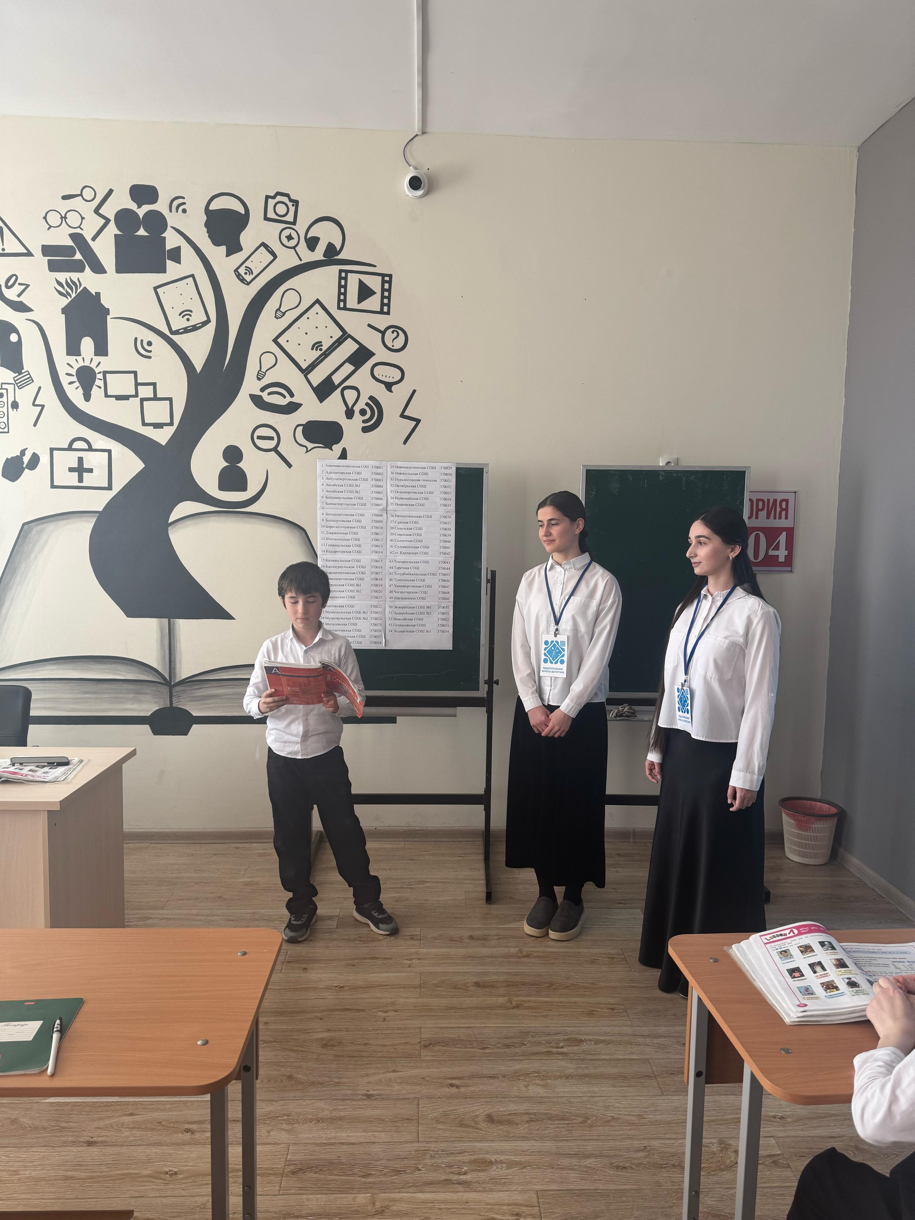Пробуют себя в роли педагога.