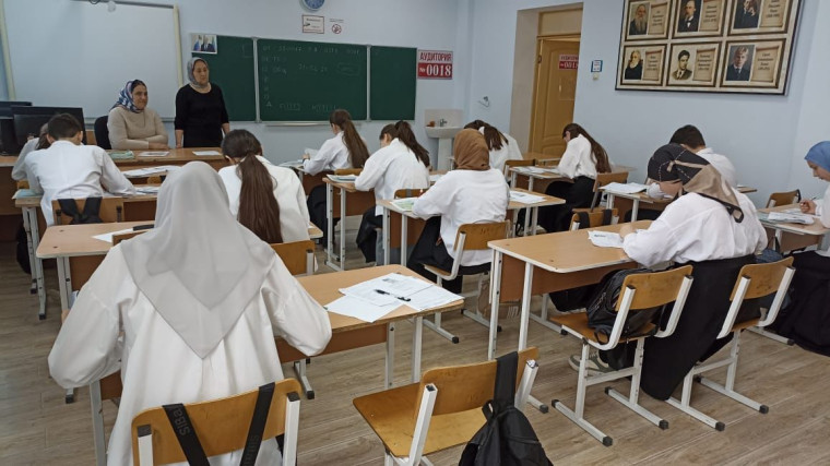 Пробные ОГЭ в 9-х классах по географии и по обществознанию.